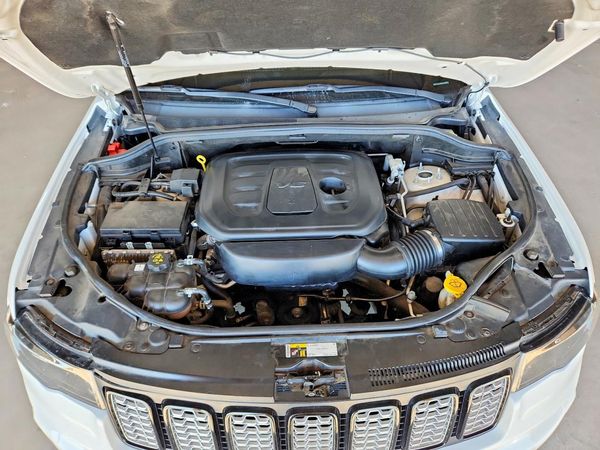 2019 JEEP GRAND CHEROKEE — Engine bay