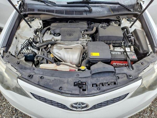 2014 TOYOTA CAMRY — Engine bay