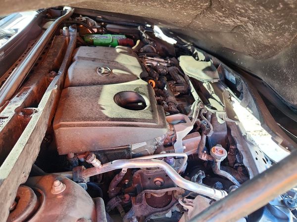 2020 TOYOTA CAMRY SE — Engine bay