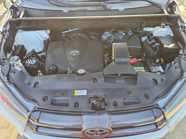 2019 TOYOTA HIGHLANDER SE/XLE — Engine bay