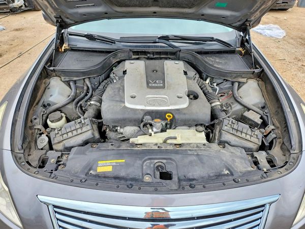 2013 INFINITI G37 — Engine bay