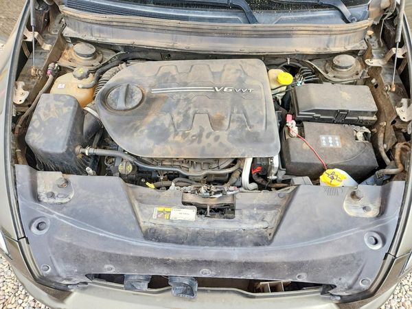 2016 JEEP CHEROKEE Limited — Engine bay