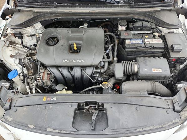 2018 HYUNDAI ELANTRA — Engine bay