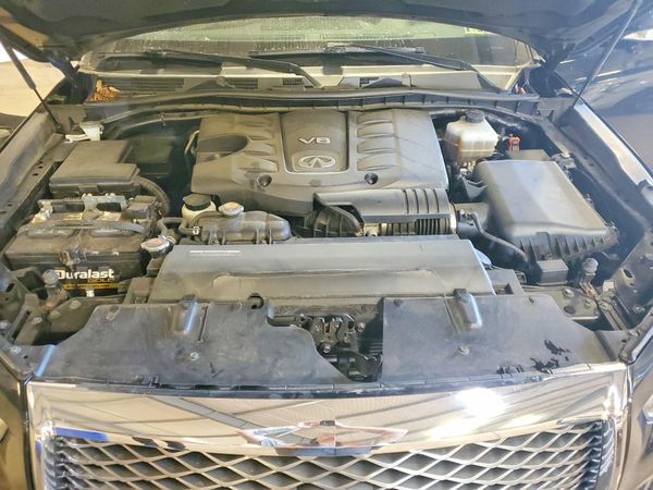 2018 INFINITI QX80 — Engine bay