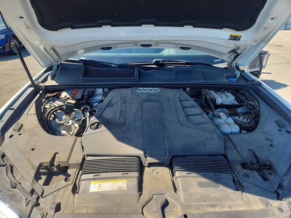 2017 AUDI Q7 — Engine bay