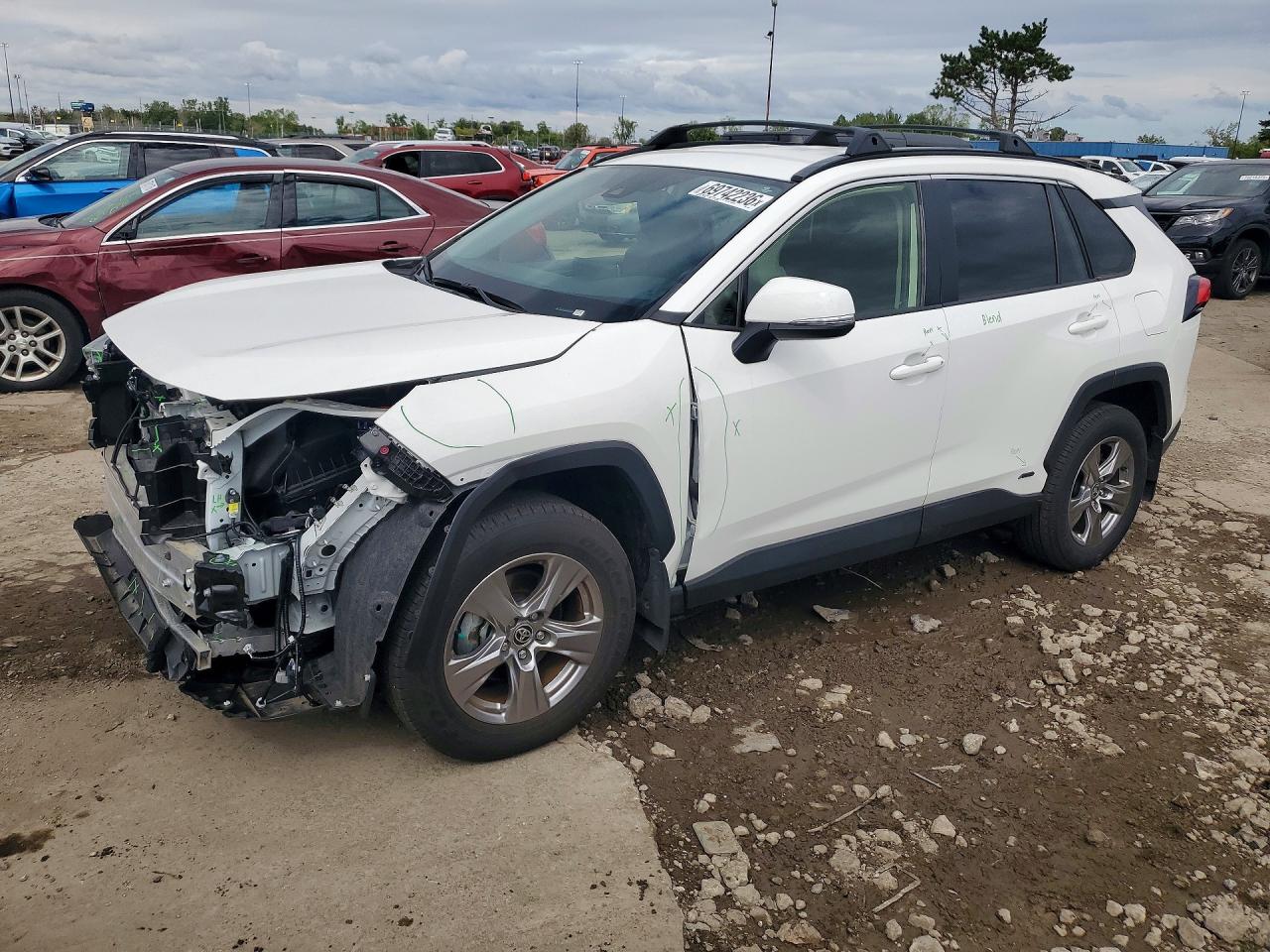 2025 TOYOTA RAV4 LE — Front 3/4