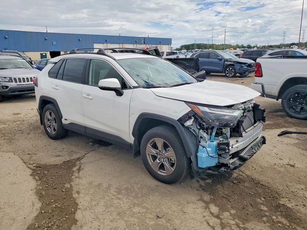 2025 TOYOTA RAV4 LE — Passenger 3/4