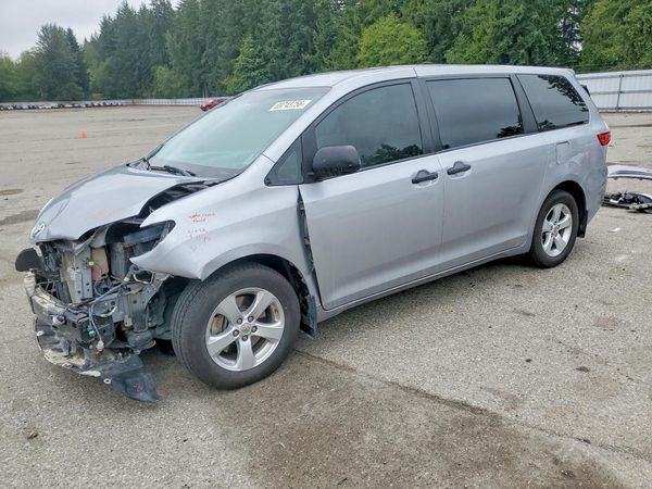 2017 TOYOTA SIENNA