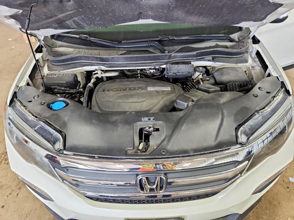 2017 HONDA PILOT EXL — Engine bay
