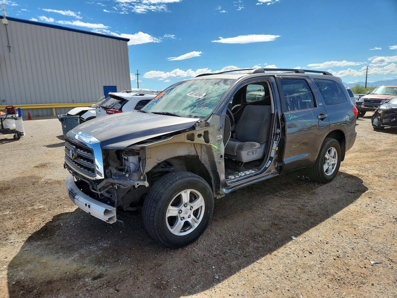 2013 TOYOTA SEQUOIA SR5 grade — Front 3/4