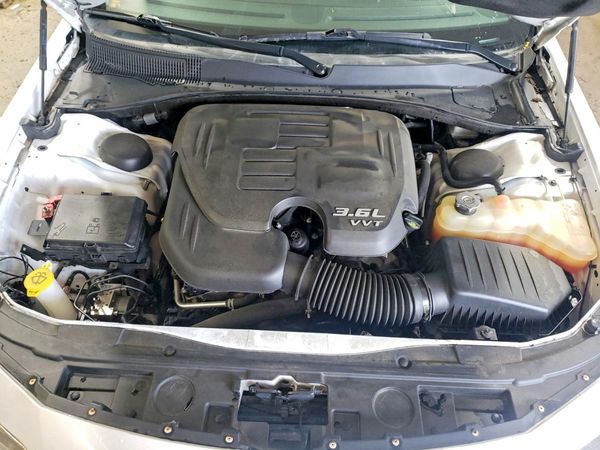 2022 CHRYSLER 300 Touring — Engine bay