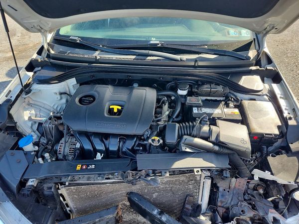 2020 HYUNDAI ELANTRA — Engine bay