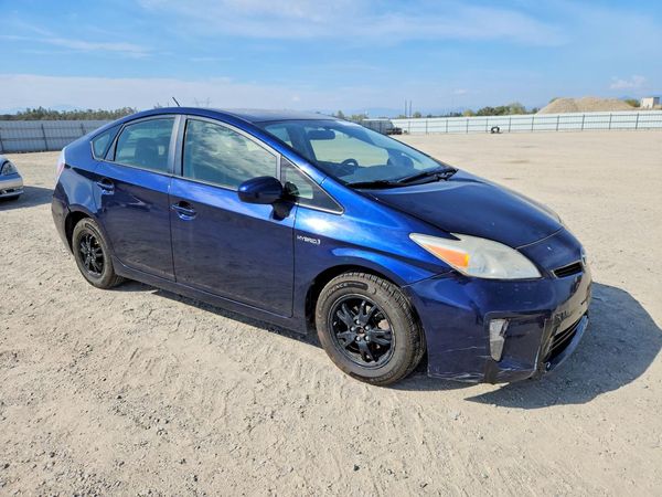 2014 TOYOTA PRIUS — Passenger 3/4