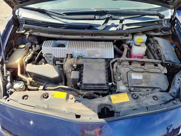 2014 TOYOTA PRIUS — Engine bay
