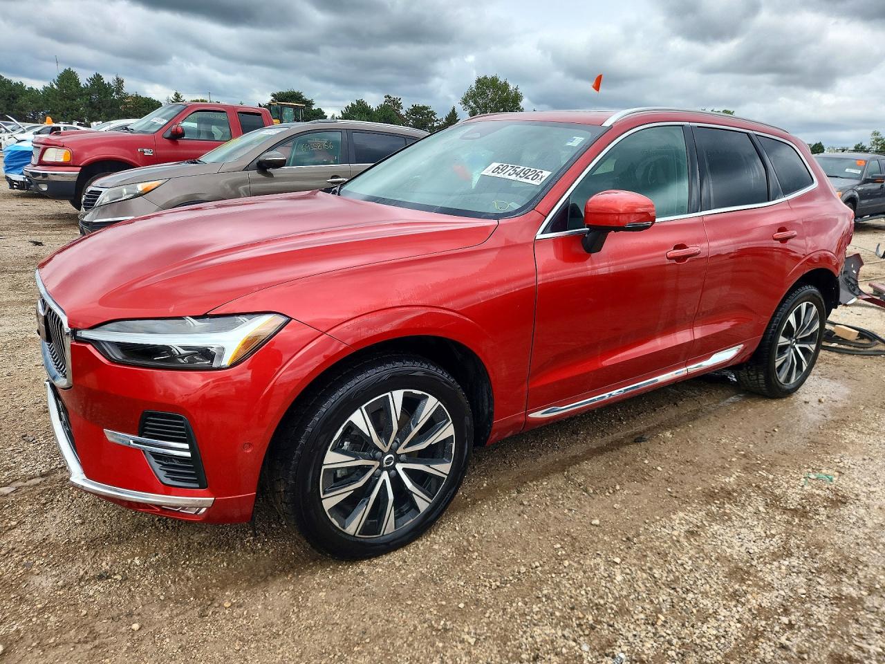 2023 VOLVO XC60 Plus Bright — Front 3/4