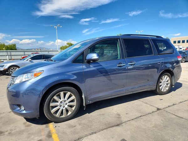 2014 TOYOTA SIENNA — DSFA — Front 3/4