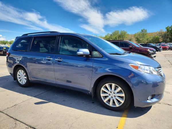 2014 TOYOTA SIENNA — Passenger 3/4