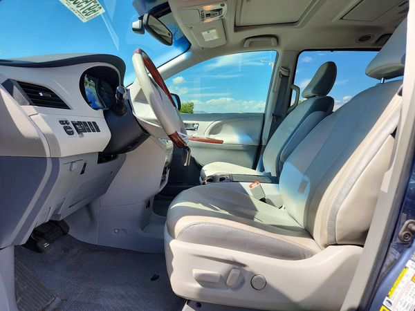 2014 TOYOTA SIENNA — DENT