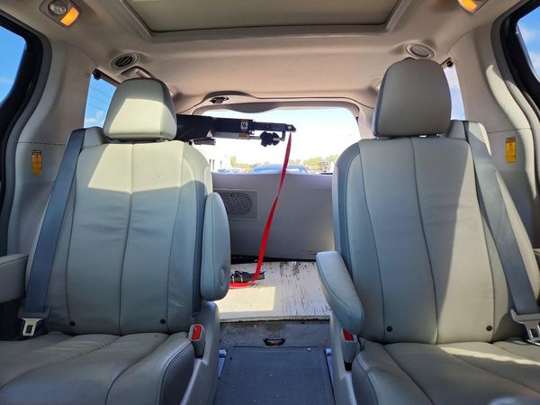 2014 TOYOTA SIENNA — SUVN