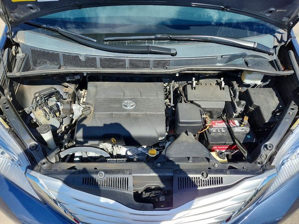 2014 TOYOTA SIENNA — Engine bay