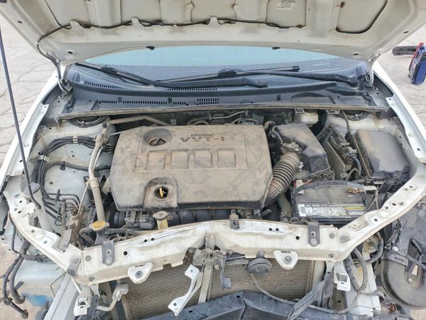 2014 TOYOTA COROLLA L/LE — Engine bay