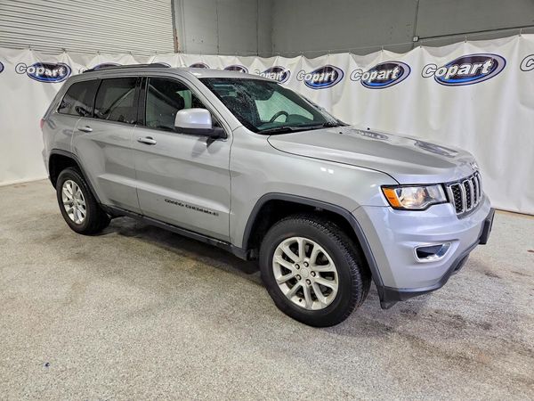 2021 JEEP GRAND CHEROKEE Laredo — Passenger 3/4