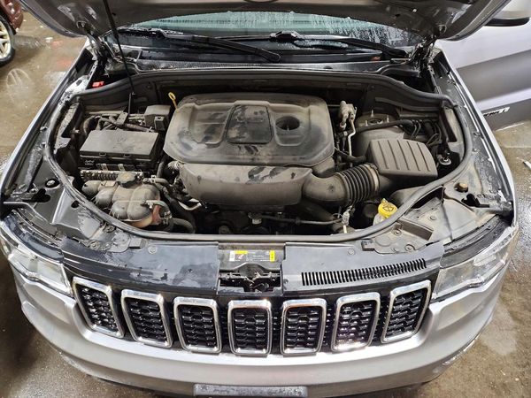2021 JEEP GRAND CHEROKEE Laredo — Engine bay