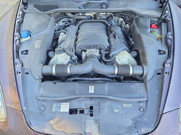 2012 PORSCHE CAYENNE S — Engine bay