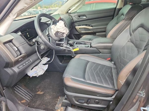 2025 NISSAN PATHFINDER Platinum — DENT