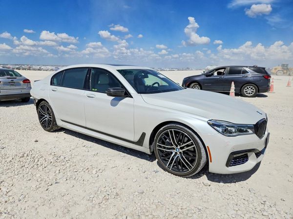 2018 BMW 750 — Passenger 3/4