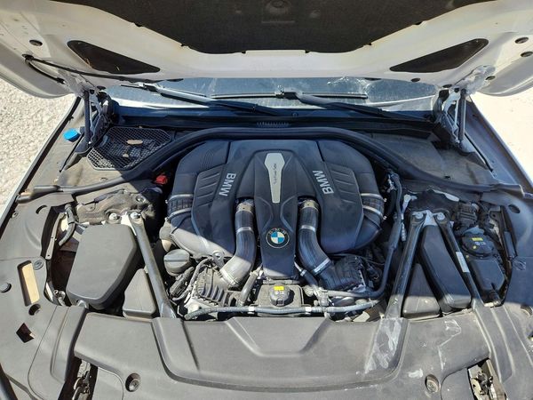 2018 BMW 750 — Engine bay