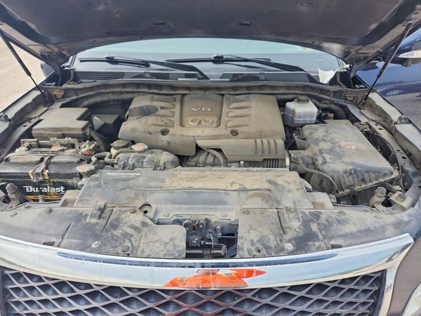 2017 INFINITI QX80 — Engine bay