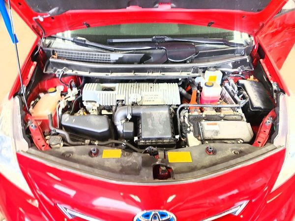 2013 TOYOTA PRIUS — Engine bay