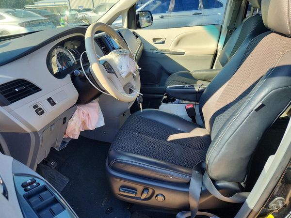 2014 TOYOTA SIENNA — DENT