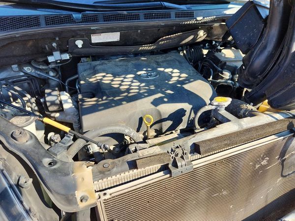 2014 TOYOTA SIENNA — Engine bay
