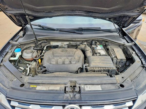 2018 VOLKSWAGEN TIGUAN SE, 4Motion SEL — Engine bay