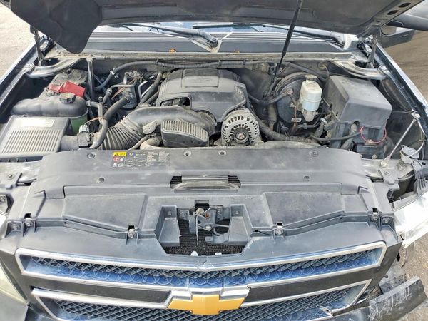 2012 CHEVROLET SUBURBAN LT — Engine bay