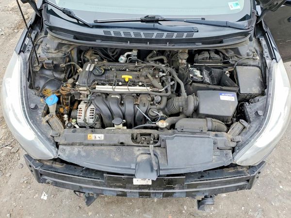 2014 HYUNDAI ELANTRA GLS (Middle) — Engine bay
