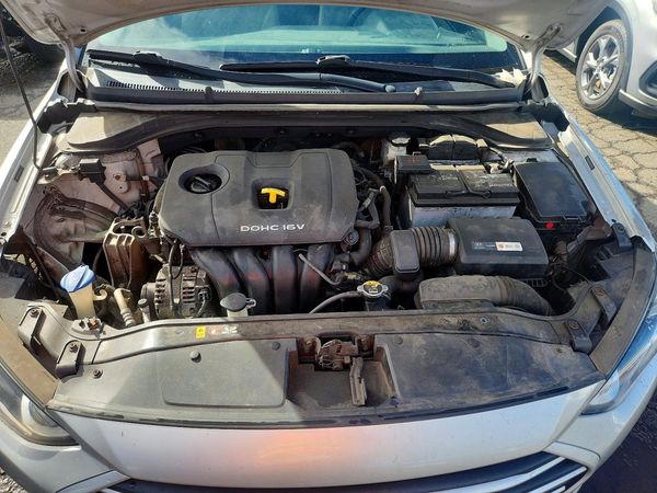 2018 HYUNDAI ELANTRA — Engine bay
