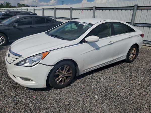 2013 HYUNDAI SONATA — Front 3/4