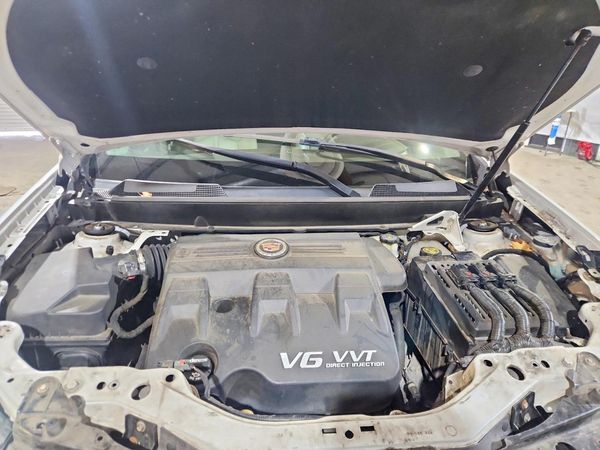 2014 CADILLAC SRX Luxury — Engine bay