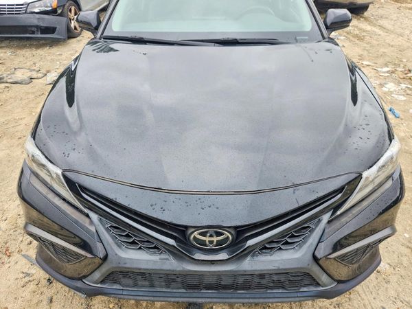 2021 TOYOTA CAMRY SE — Engine bay