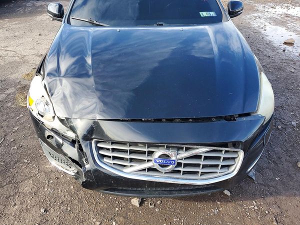 2012 VOLVO S60 — Engine bay