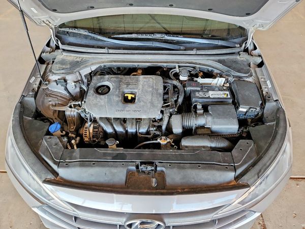 2020 HYUNDAI ELANTRA — Engine bay