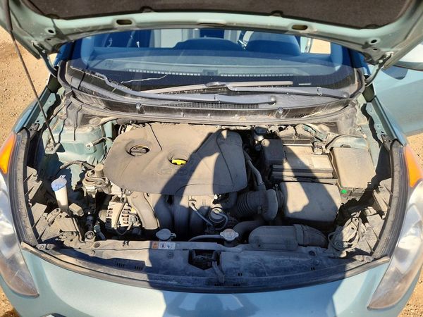 2014 HYUNDAI ELANTRA STD, Style, Tech — Engine bay