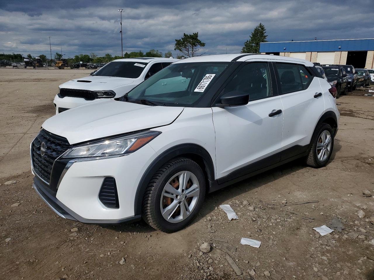 2024 NISSAN KICKS S — Front 3/4