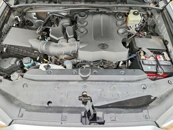 2018 TOYOTA 4RUNNER — Engine bay