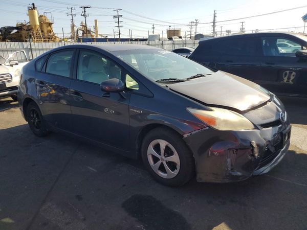 2013 TOYOTA PRIUS — Passenger 3/4