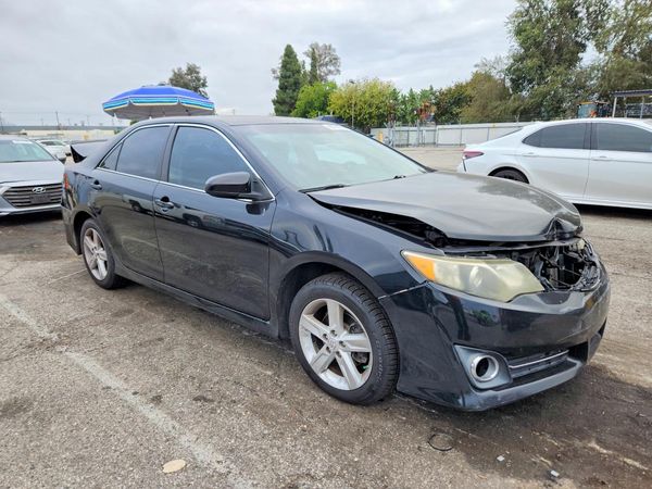 2014 TOYOTA CAMRY — Passenger 3/4