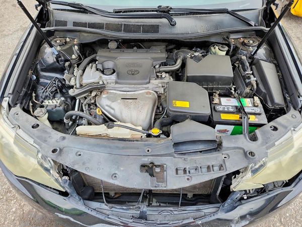 2014 TOYOTA CAMRY — Engine bay